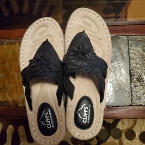 Cliffs by WHITE MOUNTAIN Cream and Black Sandals with Bow Detail